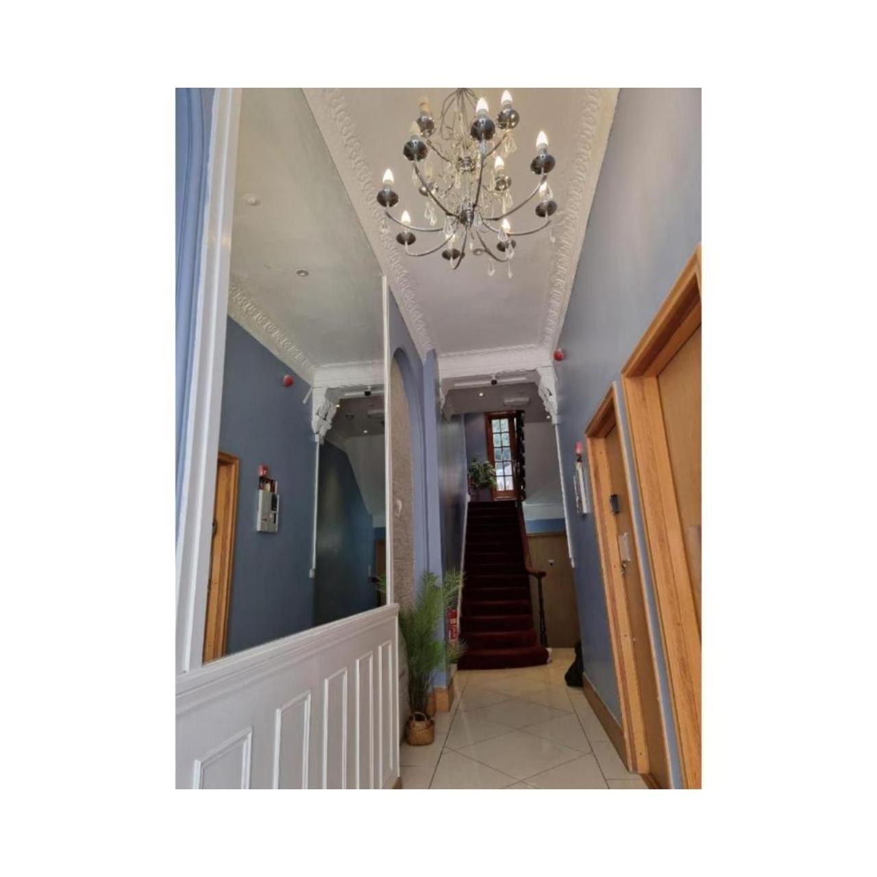 F204-compact 2nd Flr Fits 2-near Hyde Park Appartement